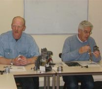 Guy doet uitleg en Jac laat zien hoe een kleppendiagram werkt